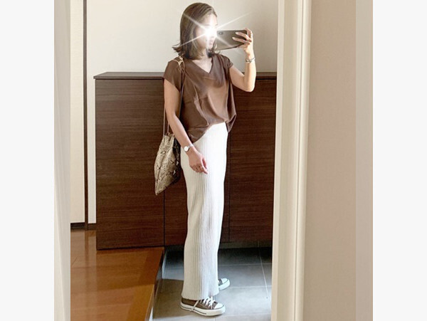 「コンバース」でつくる大人カジュアルコーデ　絶妙カラーが女性らしさを格上げ！【AYAのプチプラ格上げコーデ Vol.6】