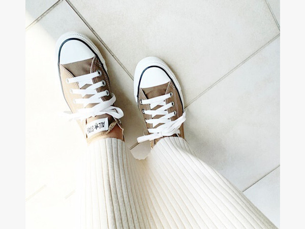 「コンバース」でつくる大人カジュアルコーデ　絶妙カラーが女性らしさを格上げ！【AYAのプチプラ格上げコーデ Vol.6】