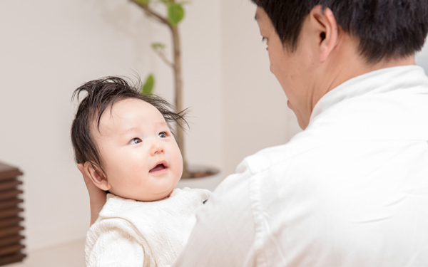 「男性の育休義務化」半数が戸惑い。夫がいても妻の負担が増えるだけの声も【パパママの本音調査】  Vol.348