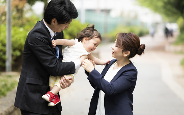 「男性の育休義務化」半数が戸惑い。夫がいても妻の負担が増えるだけの声も【パパママの本音調査】  Vol.348