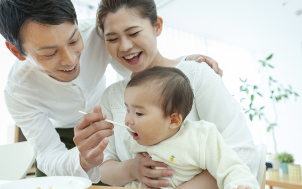 「男性の育休義務化」半数が戸惑い。夫がいても妻の負担が増えるだけの声も【パパママの本音調査】  Vol.348