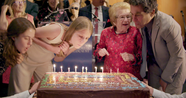 シングルマザー、3度の結婚、91歳の現役セックスセラピストの「ブレない生き方」から学べること