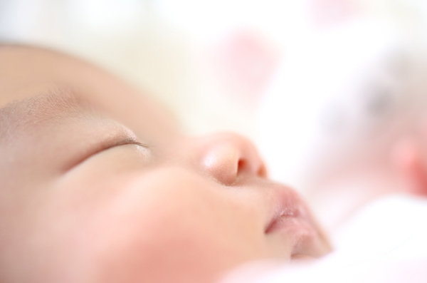 【医師監修】新生児なのに寝ない！　赤ちゃんが寝ない原因と対策