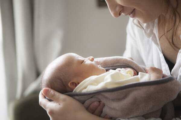 【医師監修】新生児なのに寝ない！　赤ちゃんが寝ない原因と対策