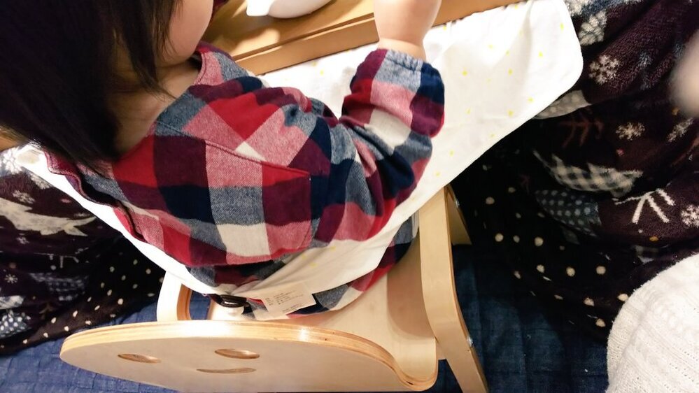 食べこぼしが気になるコタツでのご飯…そこでこの方法で解決！【チッチママ＆塩対応旦那さんの胸キュン子育て 第50話】