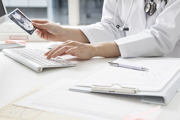 【医師監修】妊娠したかも…！　いつ病院に行ったらいいの？