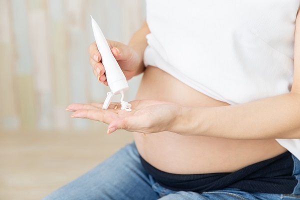 【医師監修】妊娠線の予防はいつからやるべき？　ケアの方法とは