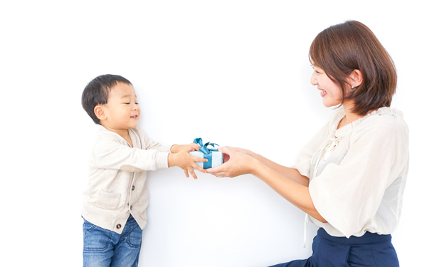 「子どもの初恋」調査、気づく親は何割？ かわいすぎるエピソードと対応法【パパママの本音調査】  Vol.353