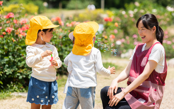 「子どもの初恋」調査、気づく親は何割？ かわいすぎるエピソードと対応法【パパママの本音調査】  Vol.353
