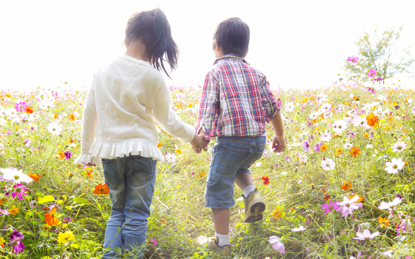 「子どもの初恋」調査、気づく親は何割？ かわいすぎるエピソードと対応法【パパママの本音調査】  Vol.353
