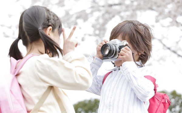 「子どもの初恋」調査、気づく親は何割？ かわいすぎるエピソードと対応法【パパママの本音調査】  Vol.353
