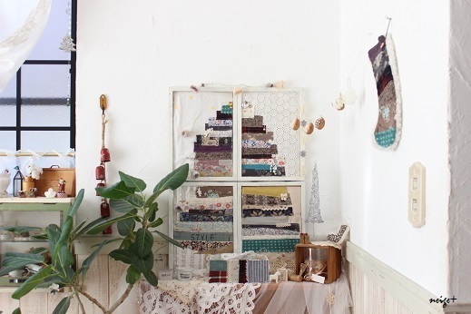 【100均＆プチプラ】で楽しむクリスマスインテリア6選　モノトーンからナチュラル系まで！