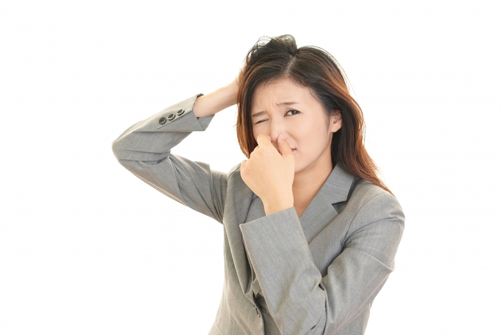 【医師監修】頭皮が臭いのはストレスのせい？　ニオイの原因と対策