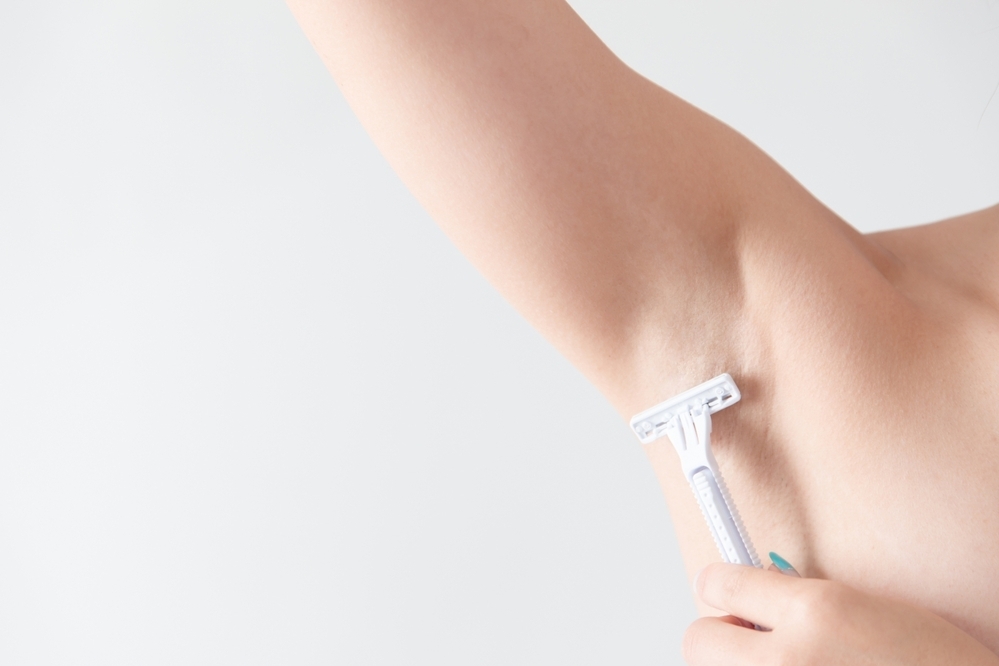 【医師監修】脇の黒ずみが気になる！ 　黒くなる原因と解消方法とは