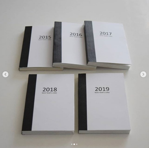 年賀状やハガキが劇的にスッキリ片付く！ 並べて楽しい【製本スタイル】や【入れるだけ】のかんたん収納アイディア