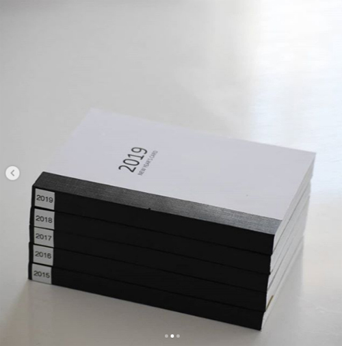 年賀状やハガキが劇的にスッキリ片付く！ 並べて楽しい【製本スタイル】や【入れるだけ】のかんたん収納アイディア