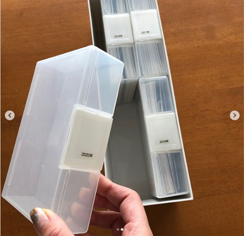 年賀状やハガキが劇的にスッキリ片付く！ 並べて楽しい【製本スタイル】や【入れるだけ】のかんたん収納アイディア