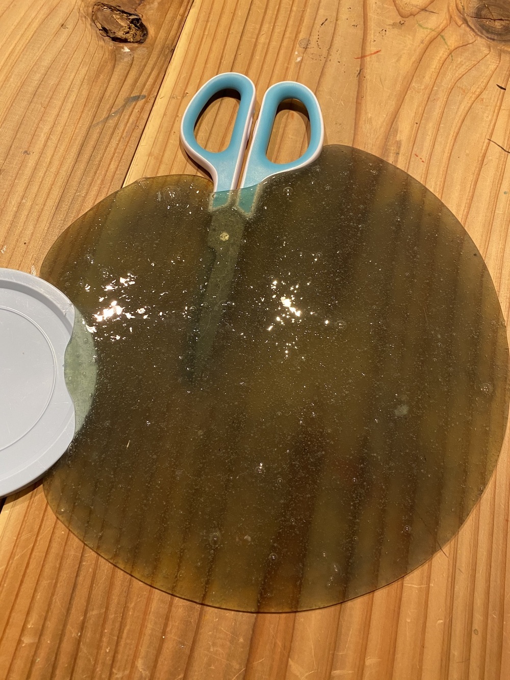 パパっと作って長く遊べる！ 手作り「スライム」に子どもたちが大興奮【『まりげのケセラセラ日記 』】  Vol.35