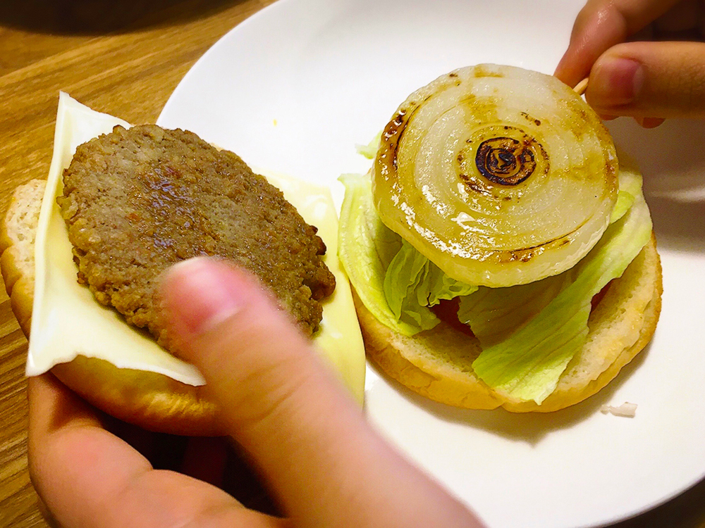 料理疲れにぴったり！ 激安ハンバーガーがひと手間でリッチな味に早変わり【パパン奮闘記 ～娘が嫁にいくまでは～ 第94話】