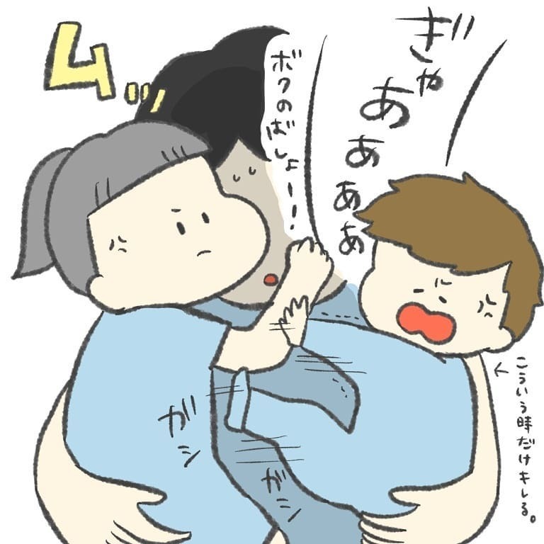 家まであと少し！ 2人を抱っこして帰ろうとすると今度は息子が…!?【最悪な日 Vol.12】