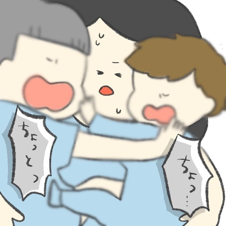 家まであと少し！ 2人を抱っこして帰ろうとすると今度は息子が…!?【最悪な日 Vol.12】