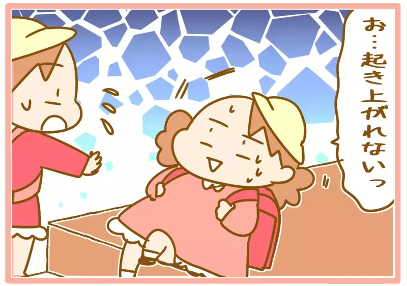 起き上がれなくなることも！ 小学生になった娘たちの「ランドセルの重さ」が心配だった話【ふたごむすめっこ×すえむすめっこ 第70話】