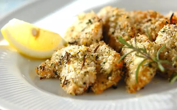 ハーブの香りがたまらない、軽やかに仕上がる「鶏肉の香りパン粉焼き」