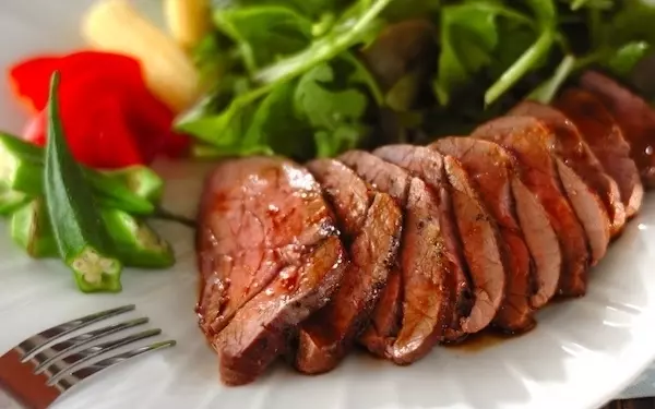 低温でじっくり火を通す、フライパンで作る絶品「ローストビーフ」