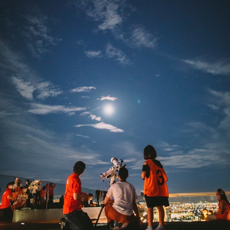 天体観測を楽しもう！ 渋谷でいちばん宙に近い「SHIBUYA SKY（渋谷スカイ）」で親子ペア限定のイベントが開催！【編集部の「これ、気になる！」  Vol.28】