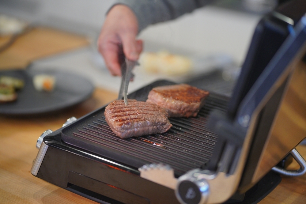 お店のような味わいが実現！ 1台あると便利な本格グリル調理家電「マルチグリル 7」【編集部の「これ、気になる！」  Vol.44】