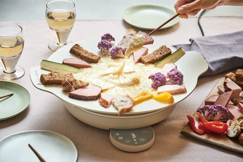 みんなが集まる日の食卓が、これひとつで変わる！　レコルトの「卓上IHクッキンググリドル」【編集部の「これ、気になる！」  Vol.41】