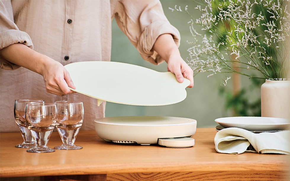 みんなが集まる日の食卓が、これひとつで変わる! レコルトの「卓上IHクッキンググリドル」【編集部の「これ、気になる!」  Vol.41】