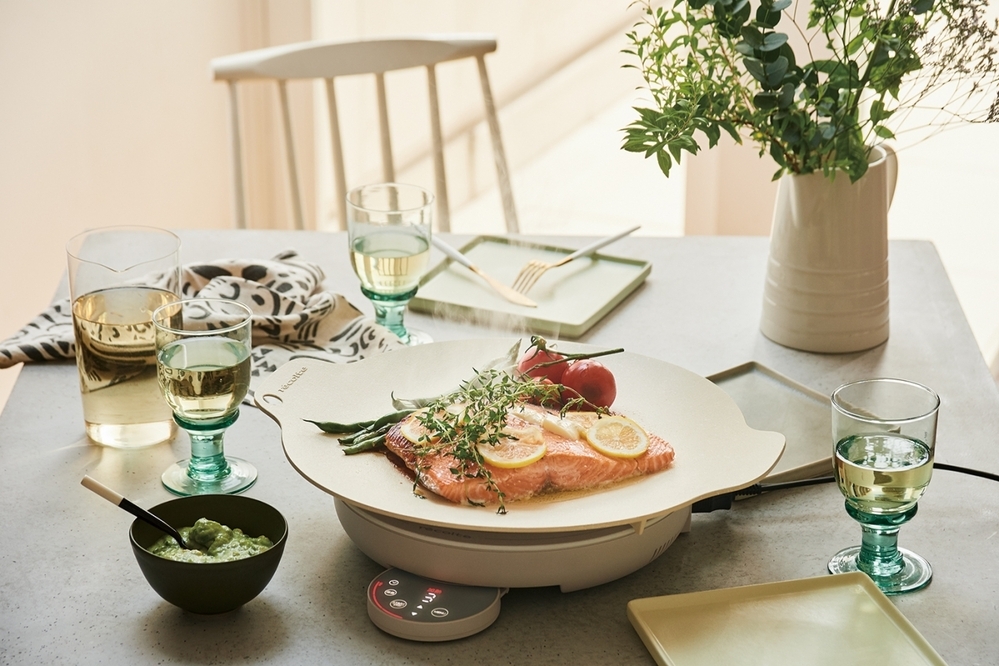 みんなが集まる日の食卓が、これひとつで変わる! レコルトの「卓上IHクッキンググリドル」【編集部の「これ、気になる!」  Vol.41】