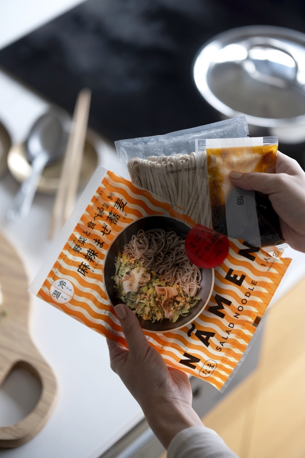 忙しいあなたにたっぷり野菜を！　ヌードル×サラダ、新感覚のおいしさ「NAMEN（ナーメン）」【編集部の「これ、気になる！」  Vol.49】