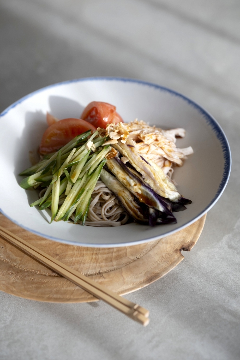 忙しいあなたにたっぷり野菜を！　ヌードル×サラダ、新感覚のおいしさ「NAMEN（ナーメン）」【編集部の「これ、気になる！」  Vol.49】