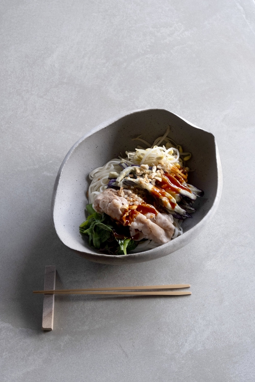 忙しいあなたにたっぷり野菜を！　ヌードル×サラダ、新感覚のおいしさ「NAMEN（ナーメン）」【編集部の「これ、気になる！」  Vol.49】