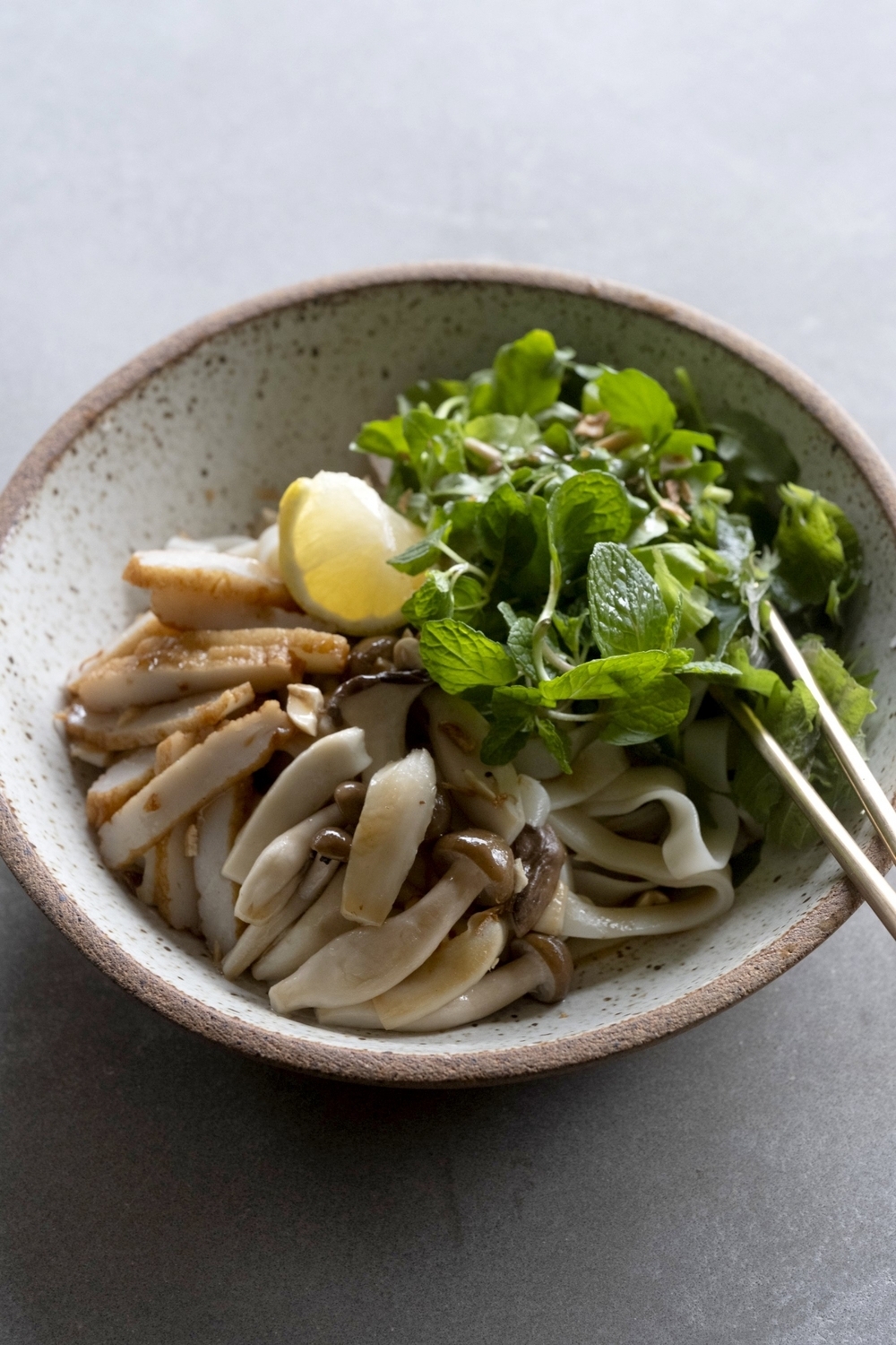 忙しいあなたにたっぷり野菜を！　ヌードル×サラダ、新感覚のおいしさ「NAMEN（ナーメン）」【編集部の「これ、気になる！」  Vol.49】