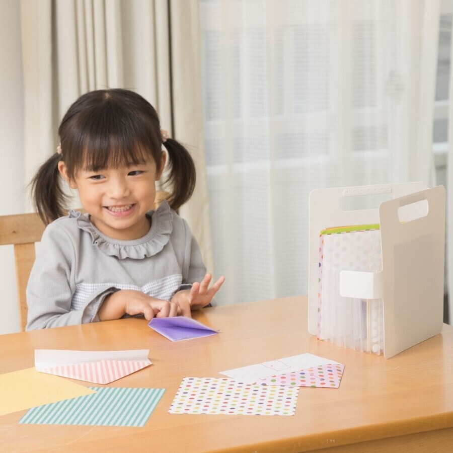 “子どもが自分からお片づけしたくなる商品”をコンセプトに開発、サクラクレパスの「おえかき学習トレー」＆「こまごまファイル」【編集部の「これ、気になる！」  Vol.65】