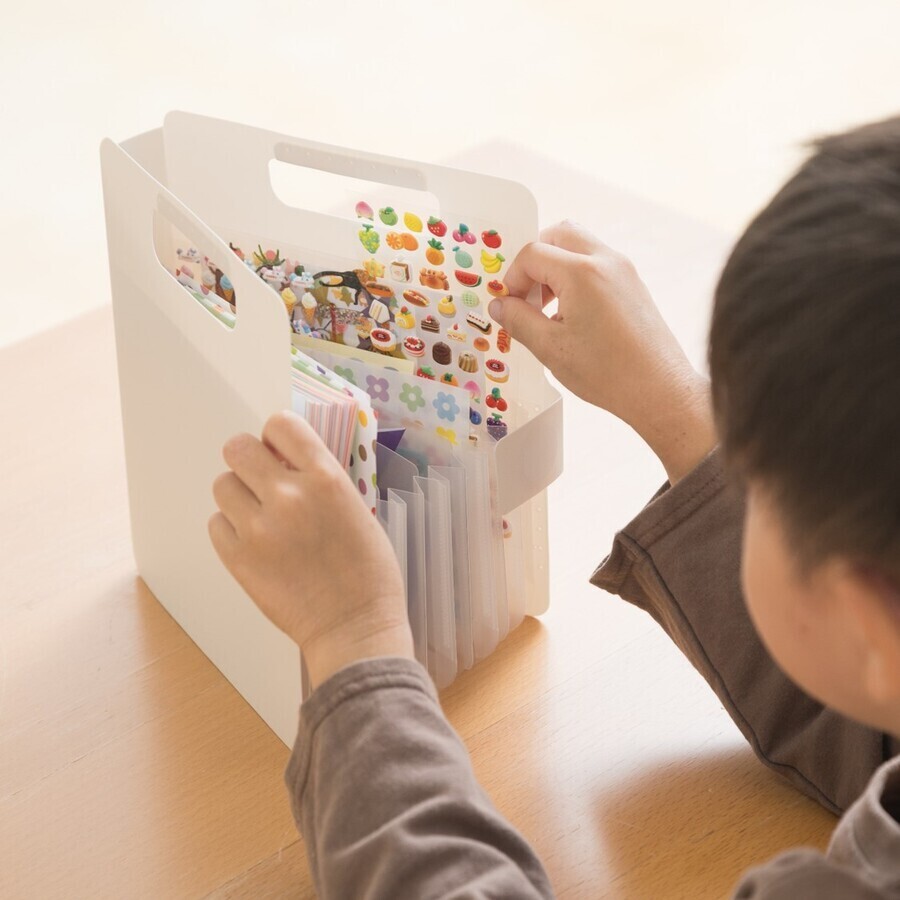 “子どもが自分からお片づけしたくなる商品”をコンセプトに開発、サクラクレパスの「おえかき学習トレー」＆「こまごまファイル」【編集部の「これ、気になる！」  Vol.65】