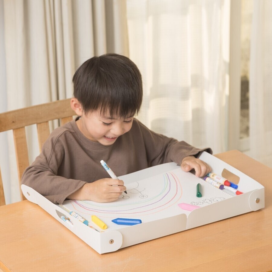 “子どもが自分からお片づけしたくなる商品”をコンセプトに開発、サクラクレパスの「おえかき学習トレー」＆「こまごまファイル」【編集部の「これ、気になる！」  Vol.65】