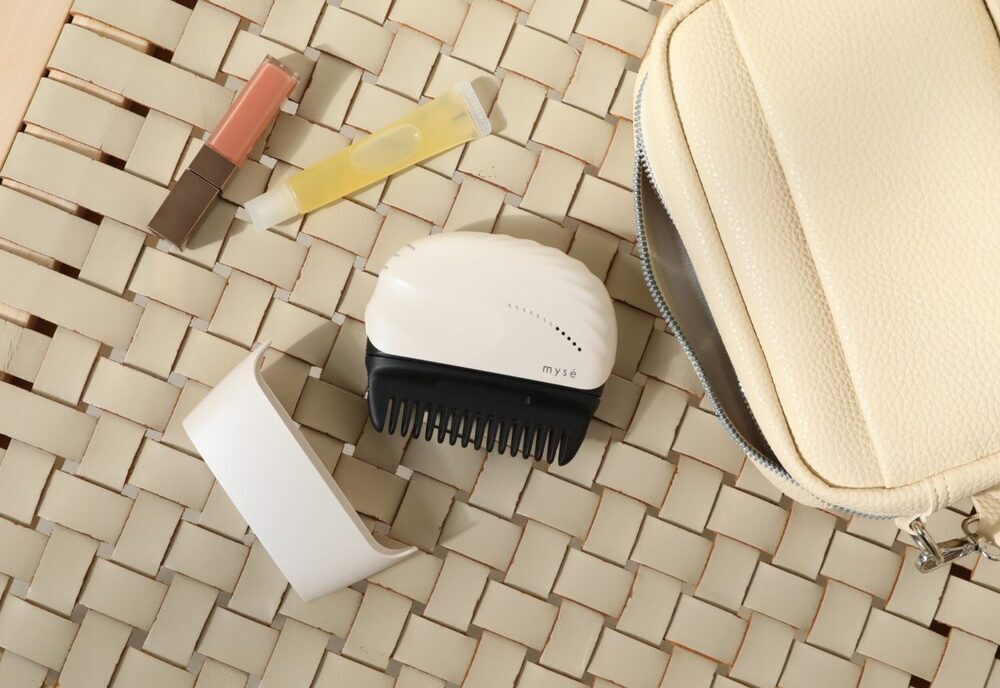 いつでもどこでも“ヘア直し”ができる！ 手のひらサイズ＆コードレスの「シルキーシェルブラシ」が便利【編集部の「これ、気になる！」  Vol.72】