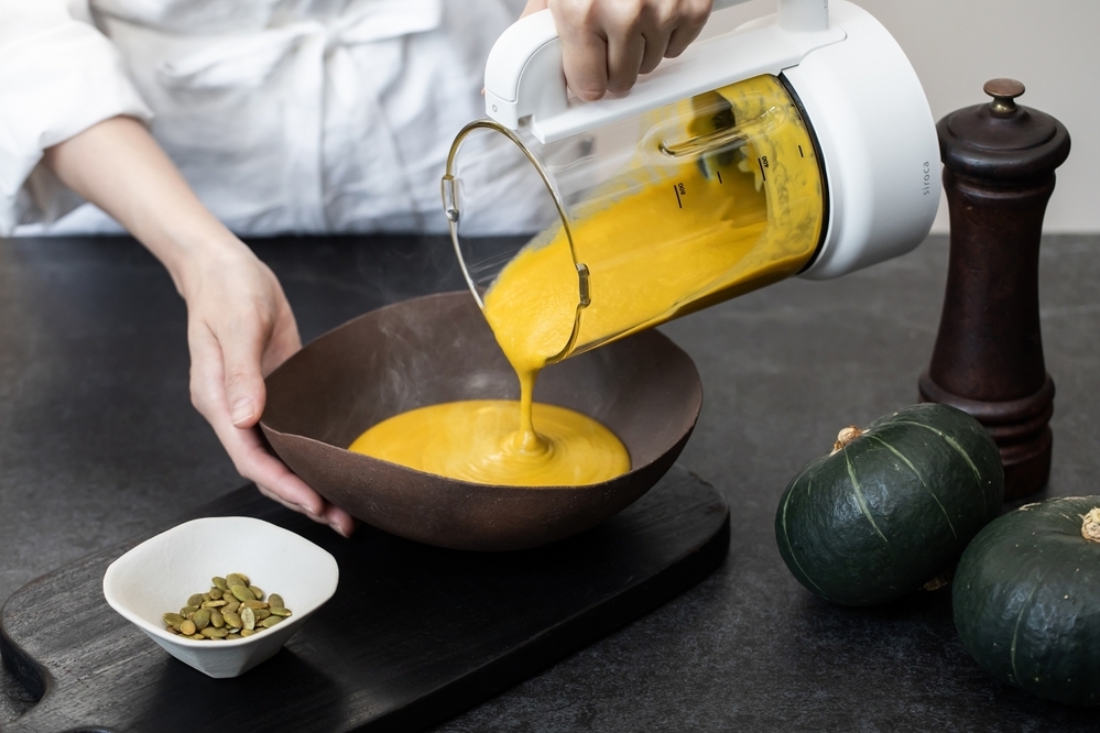 熱々スープやひんやりスムージー、おかゆや豆乳作りもできる! パワフルな粉砕力で栄養をまるごと摂れる、ヒーター付きブレンダー 「おうちシェフ BLENDER」【編集部の「これ、気になる!」  Vol.128】