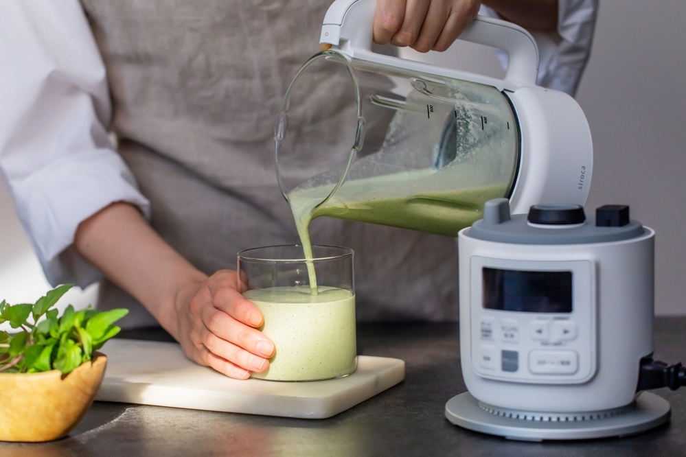 熱々スープやひんやりスムージー、おかゆや豆乳作りもできる! パワフルな粉砕力で栄養をまるごと摂れる、ヒーター付きブレンダー 「おうちシェフ BLENDER」【編集部の「これ、気になる!」  Vol.128】