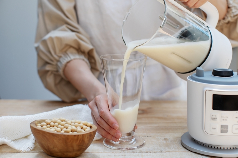 熱々スープやひんやりスムージー、おかゆや豆乳作りもできる! パワフルな粉砕力で栄養をまるごと摂れる、ヒーター付きブレンダー 「おうちシェフ BLENDER」【編集部の「これ、気になる!」  Vol.128】