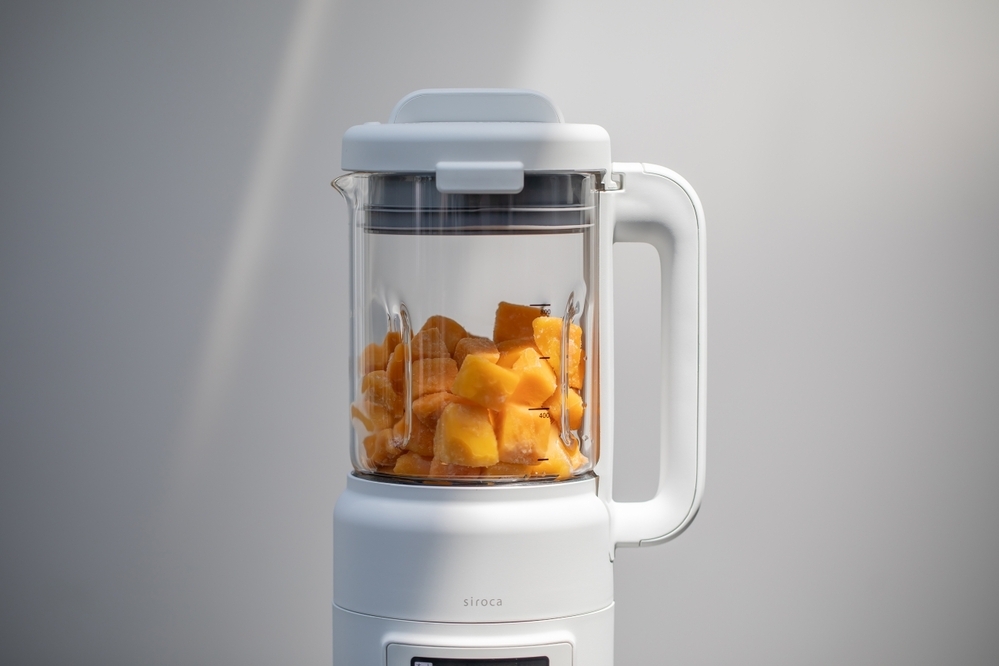 熱々スープやひんやりスムージー、おかゆや豆乳作りもできる! パワフルな粉砕力で栄養をまるごと摂れる、ヒーター付きブレンダー 「おうちシェフ BLENDER」【編集部の「これ、気になる!」  Vol.128】