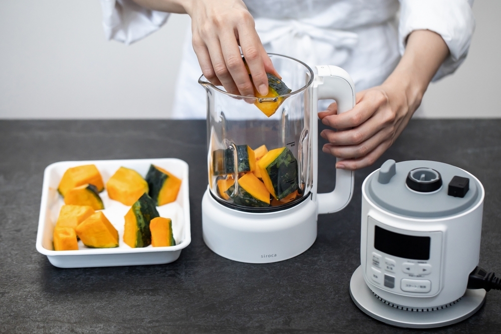 熱々スープやひんやりスムージー、おかゆや豆乳作りもできる! パワフルな粉砕力で栄養をまるごと摂れる、ヒーター付きブレンダー 「おうちシェフ BLENDER」【編集部の「これ、気になる!」  Vol.128】