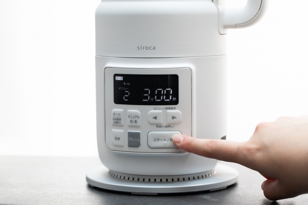 熱々スープやひんやりスムージー、おかゆや豆乳作りもできる! パワフルな粉砕力で栄養をまるごと摂れる、ヒーター付きブレンダー 「おうちシェフ BLENDER」【編集部の「これ、気になる!」  Vol.128】