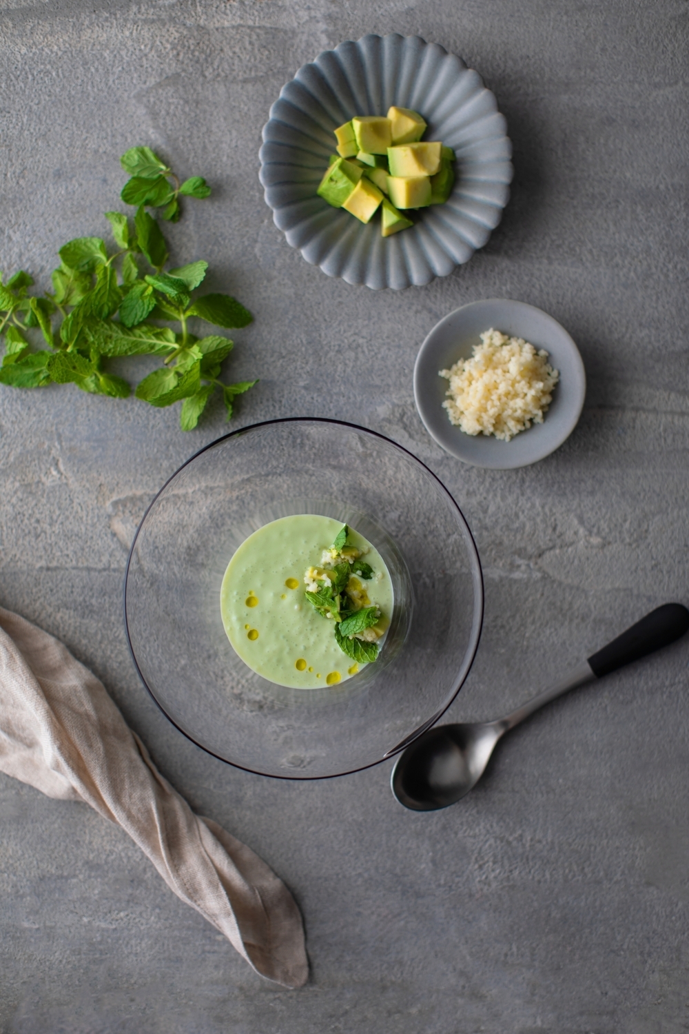 熱々スープやひんやりスムージー、おかゆや豆乳作りもできる! パワフルな粉砕力で栄養をまるごと摂れる、ヒーター付きブレンダー 「おうちシェフ BLENDER」【編集部の「これ、気になる!」  Vol.128】