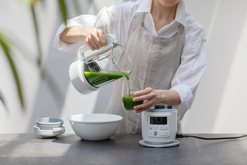 熱々スープやひんやりスムージー、おかゆや豆乳作りもできる! パワフルな粉砕力で栄養をまるごと摂れる、ヒーター付きブレンダー 「おうちシェフ BLENDER」【編集部の「これ、気になる!」  Vol.128】