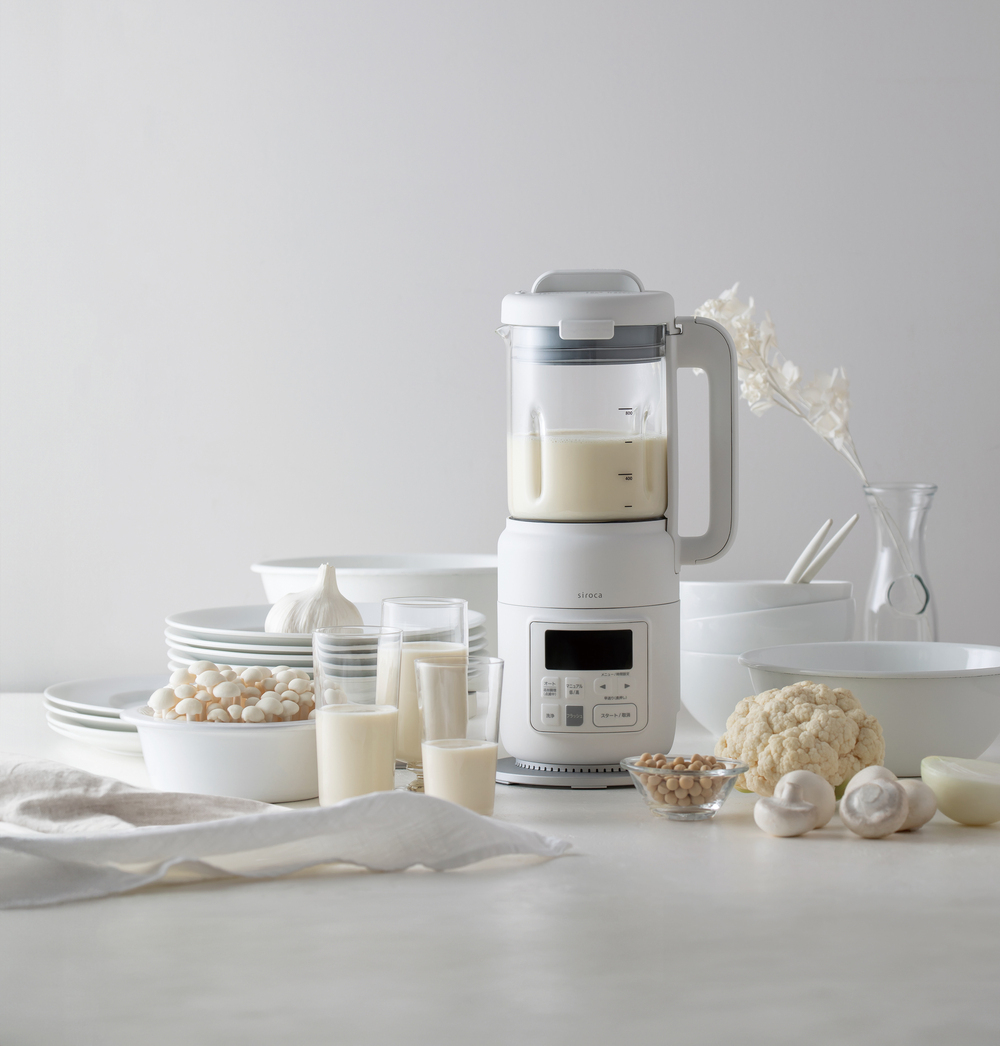 熱々スープやひんやりスムージー、おかゆや豆乳作りもできる! パワフルな粉砕力で栄養をまるごと摂れる、ヒーター付きブレンダー 「おうちシェフ BLENDER」【編集部の「これ、気になる!」  Vol.128】